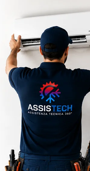 Tecnico Assistech installa un climatizzatore a parete