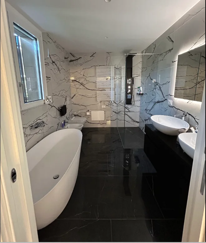 Bagno in marmo con vasca freestanding