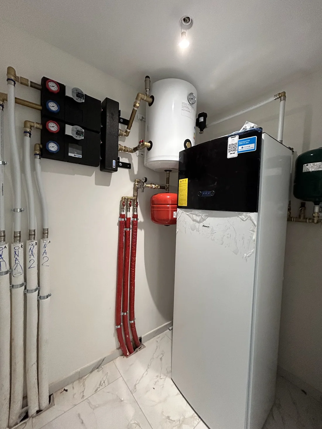 Collettore di distribuzione e accumulo installati da Assistech